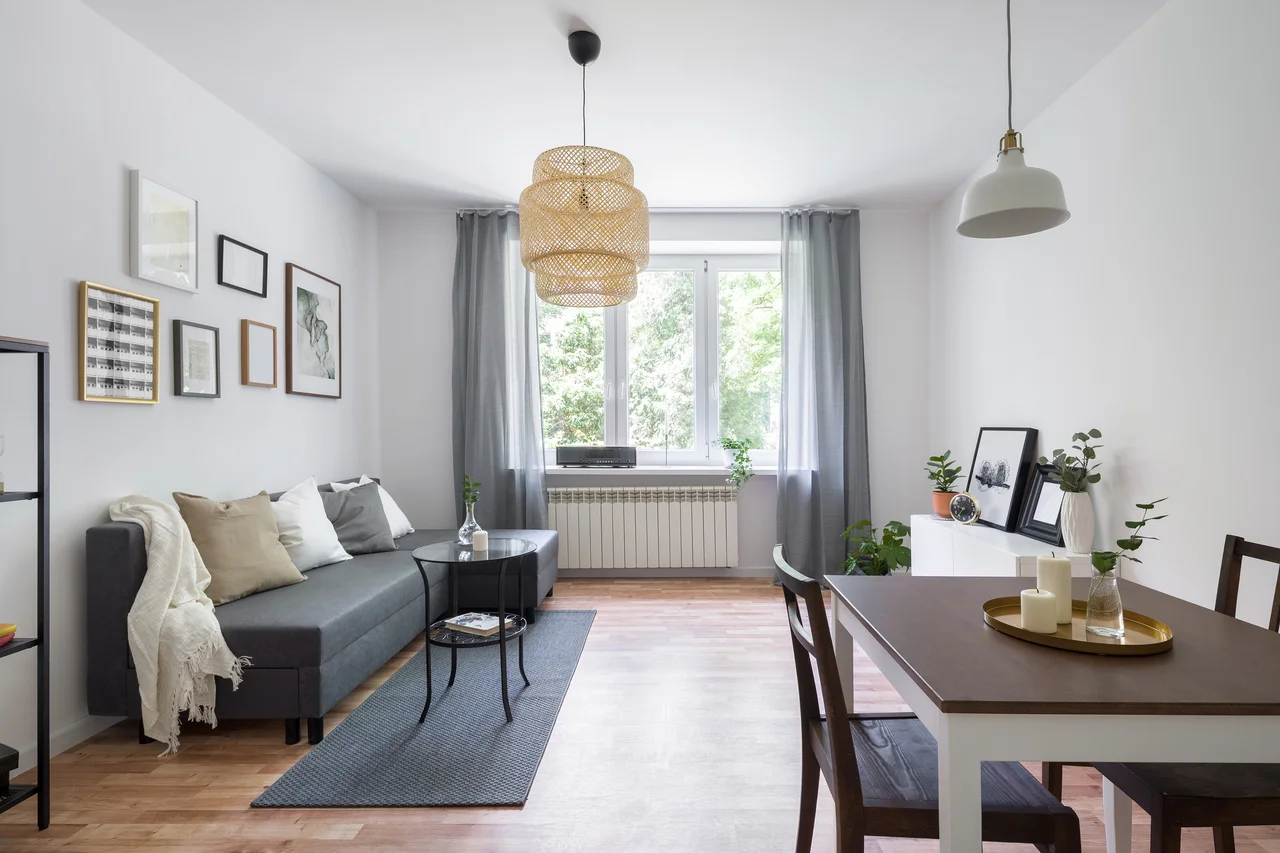 Schlichtes Wohnzimmer mit einem Teppichläufer vor dem Sofa. - Schlichtes Wohnzimmer mit einem Teppichläufer vor dem Sofa.