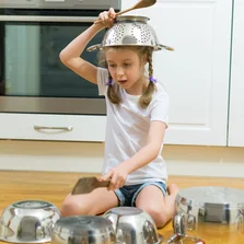 Sehr langlebig, auch bei starker Beanspruchung - Kleines Mädchen Schlagzeug spielen. - Stock-Fotografie